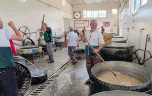 طبخ ۱۰ هزار پرس غذا توسط خادمیاران درگزی